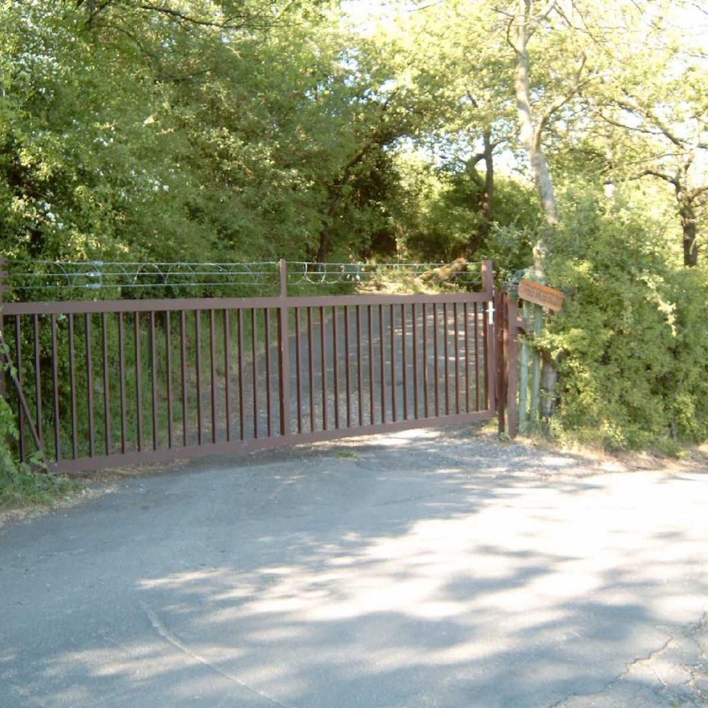 Die Einfahrt zum Platz